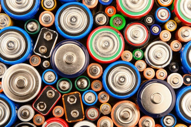Coloured batteries