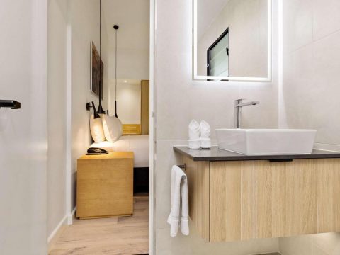Mercure hotel bathroom