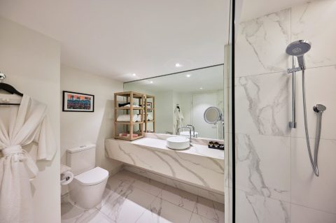 Pullman Cairns International bathroom interiors