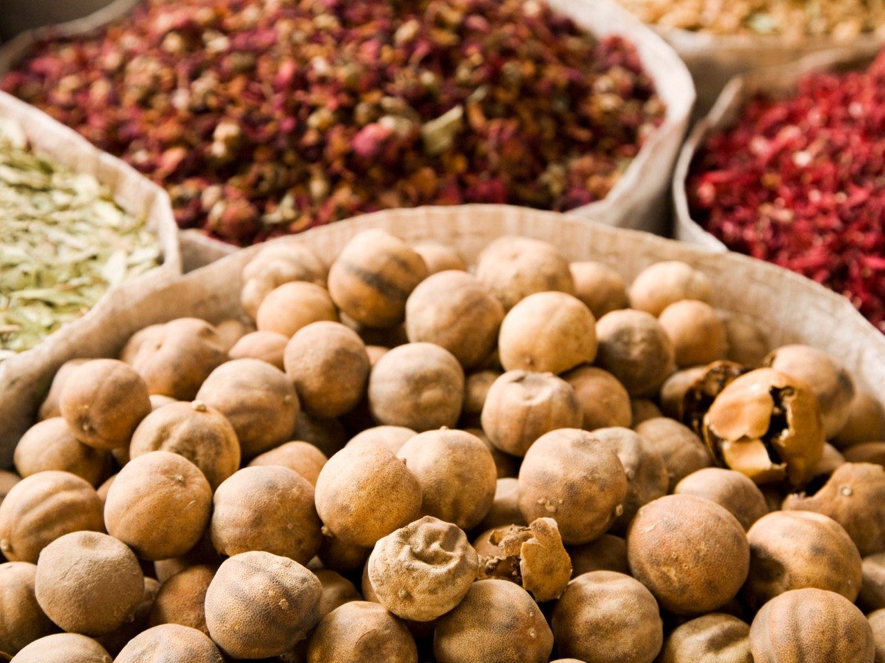 dubai_things-to-do_spice-souq-Deira_Thinkstock-85451652_cr_moodboard.jpg